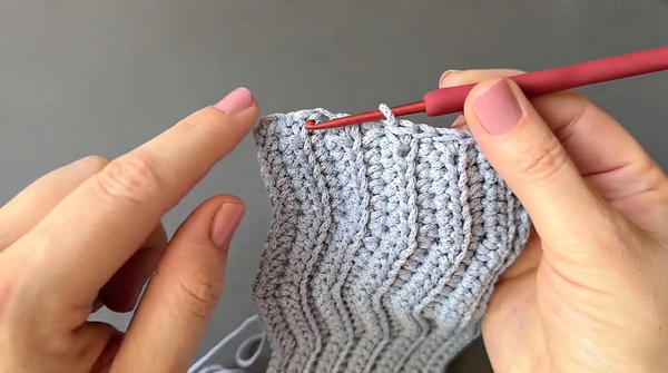 handbag for a phone with a crocheted zigzag pattern (11)