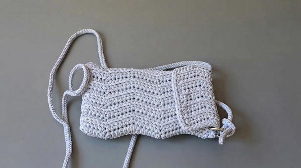 handbag for a phone with a crocheted zigzag pattern (2)