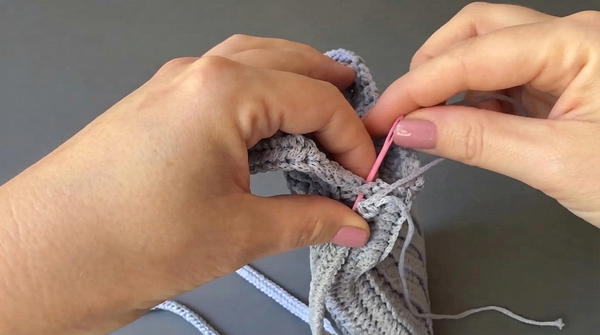 handbag for a phone with a crocheted zigzag pattern (3)