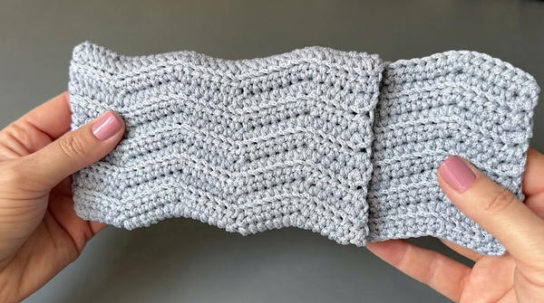 handbag for a phone with a crocheted zigzag pattern (4)