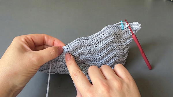 handbag for a phone with a crocheted zigzag pattern (5)