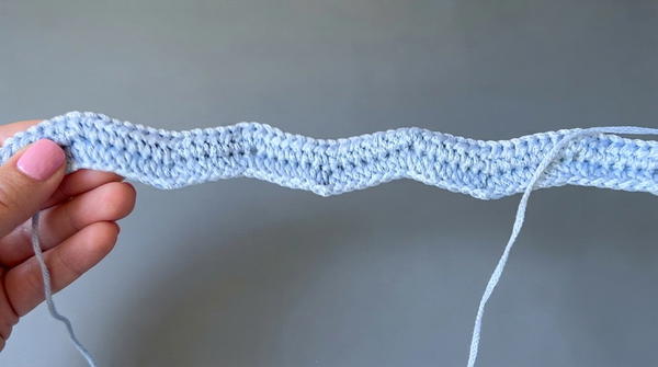 handbag for a phone with a crocheted zigzag pattern (6)