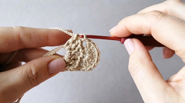 how to crochet such a beautiful multicolored motif (7)