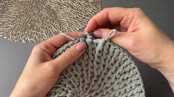 round crochet handbag made of cord (4)