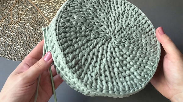 round crochet handbag made of cord (6)