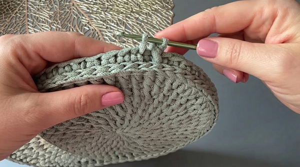 round crochet handbag made of cord (7)